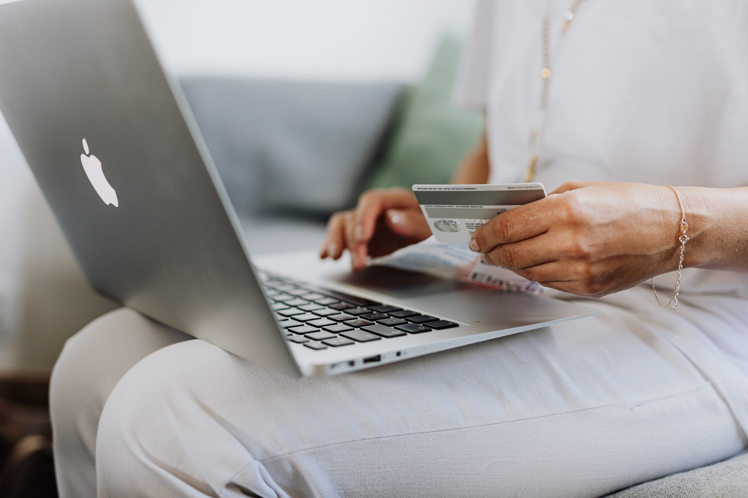 Cardul dispune de o măsură de protecție suplimentară pentru plățile online