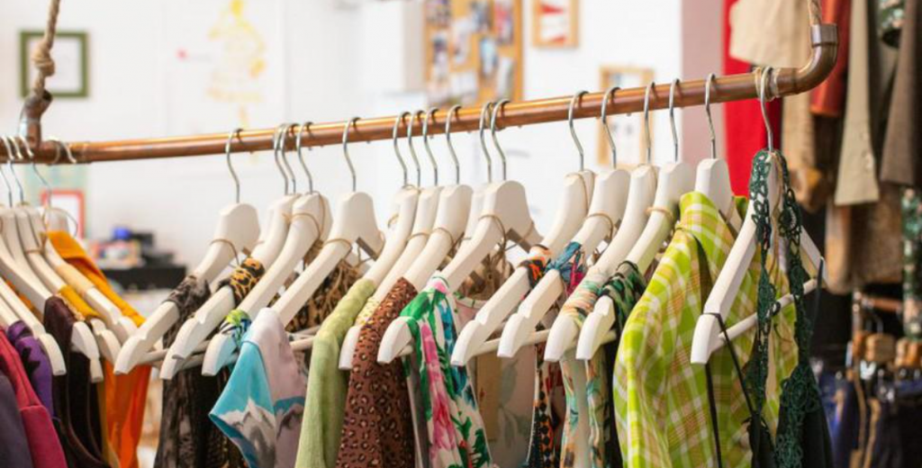 Se înăsprește legislația pentru magazinele second-hand, singurele care mai scoteau românii din casă
