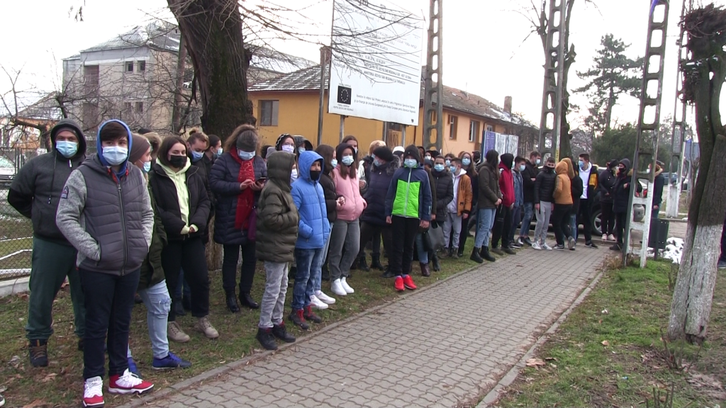 Dolj: Elevii, părinții și profesorii protestează în faţa Liceului Tehnologic „Horia Vintilă”. Ce numulțumiri au aceștia