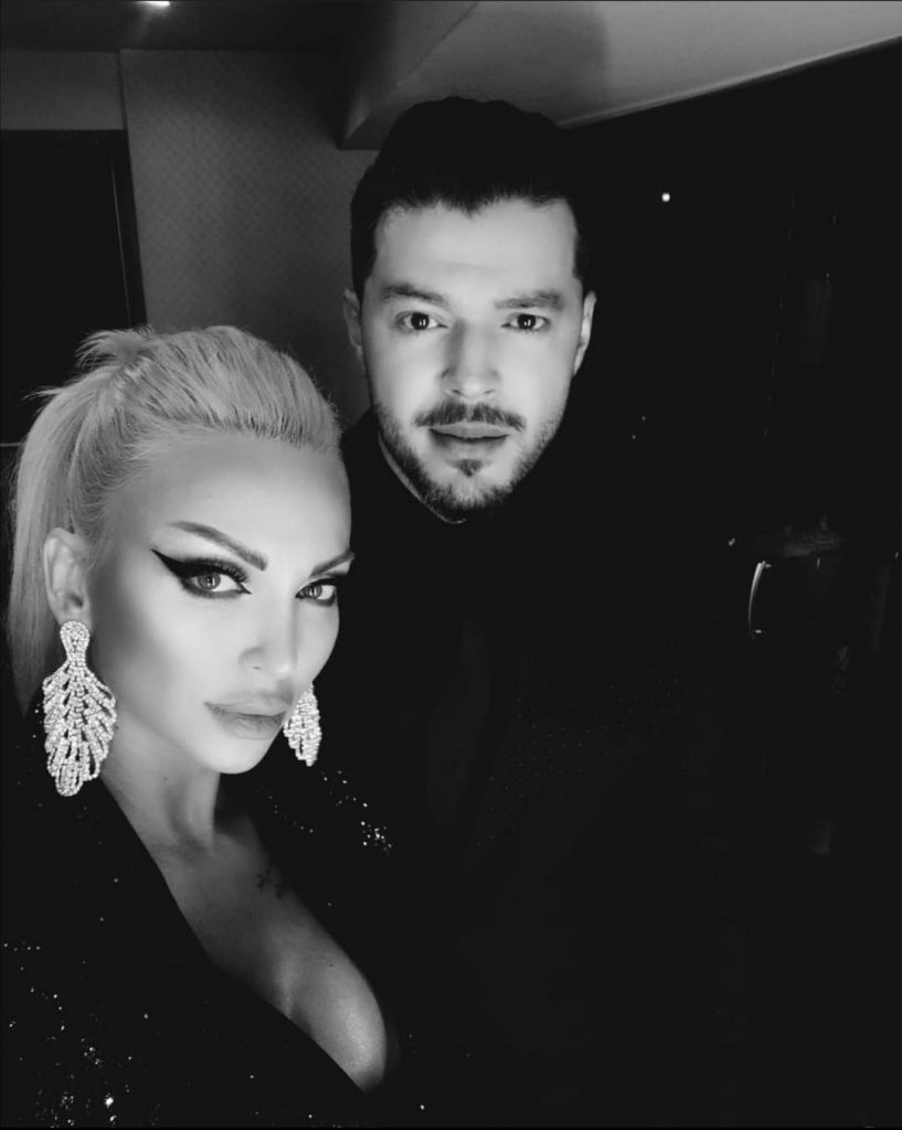 În dreptul imaginii alb-negru, Victor a scris ”For 2021, Bonnie & Clyde in action”