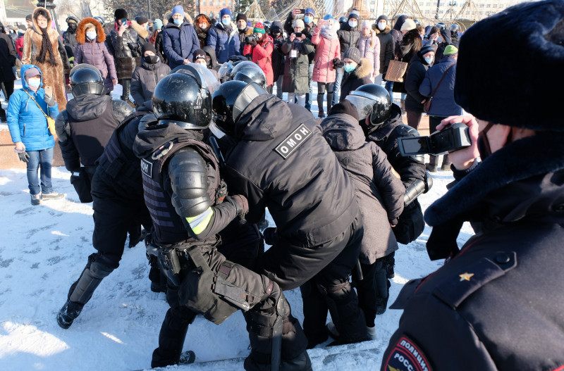 Manifestatiile din Rusia au devenit violente, iar politistii au arestat, deja, peste 380 de protestatari