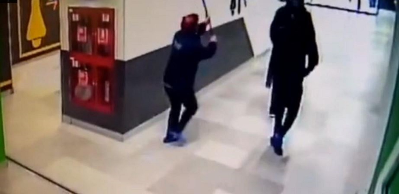 O femeie de serviciu a ”arestat” un violator intr-un mall din Capitala