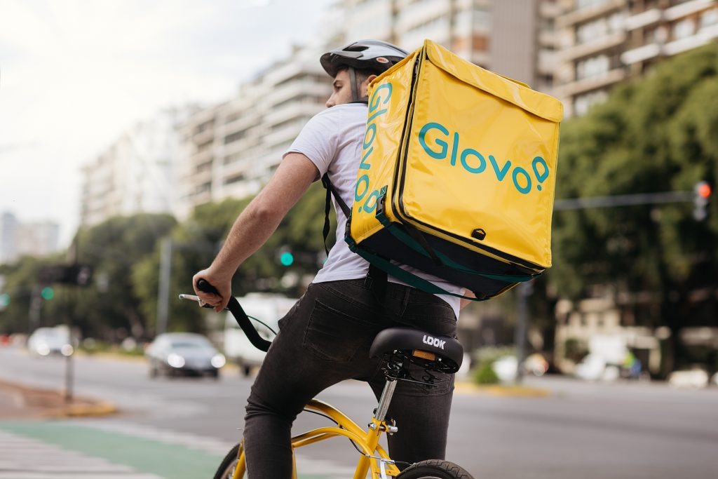 O femeie din București a făcut o comandă prin Glovo, iar curierul i-a lăsat mâncarea la ușă. Pentru tânără a urmat sperietura vieții. Ce spune compania