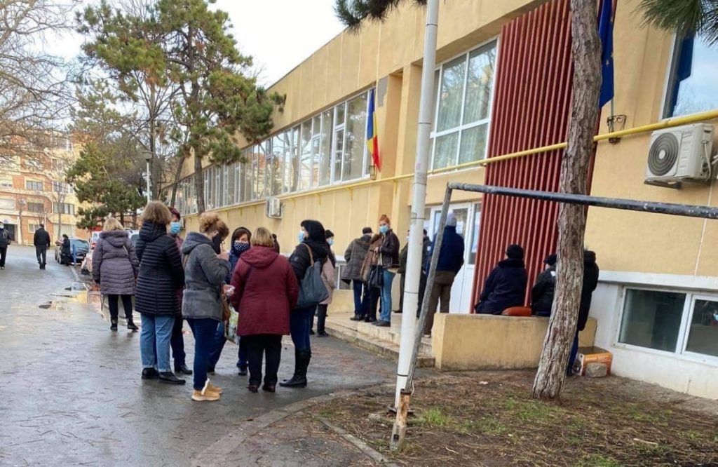 Constanța: Probleme mari cu dozele de vaccin după ce Mangalia a rămas fără niciuna. Oamenii au așteptat la coadă cu orele