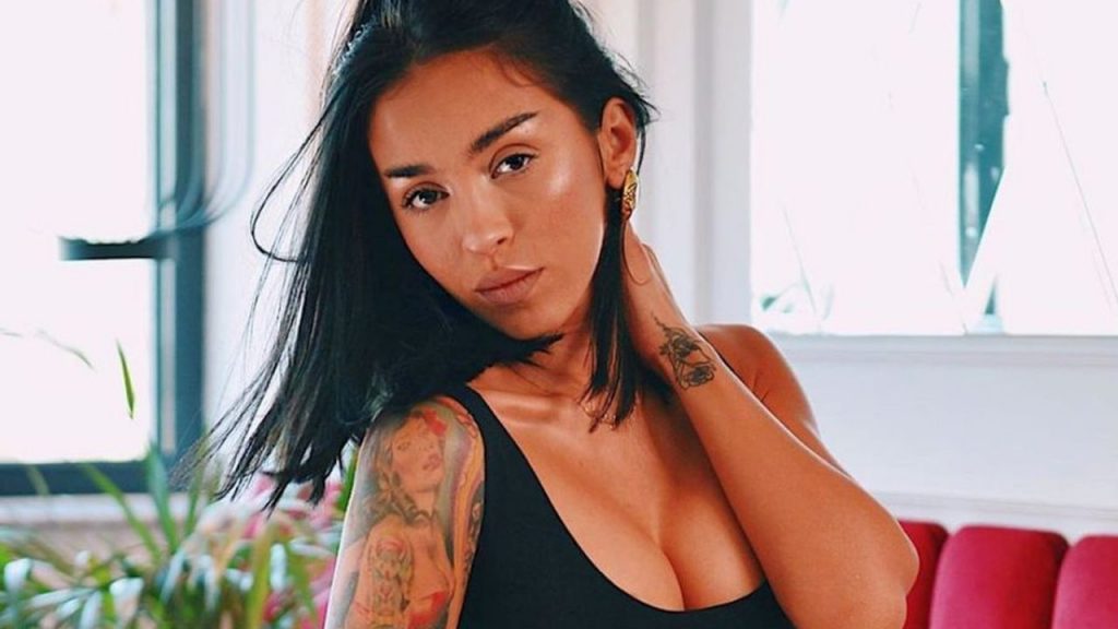 Ruby, prezență răvăşitoare pe internet. Imaginea cu bruneta în costum de baie face furori