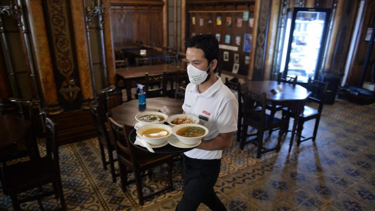 Se prelungesc restrictiile pentru restaurante