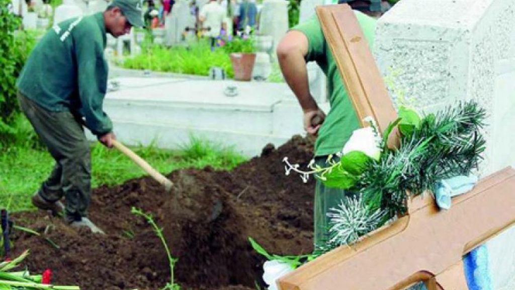 Surpriză totală pentru un gropar dintr-un cimitir din Oradea. Ce a găsit în timp ce săpa l-a făcut să sune direct la 112