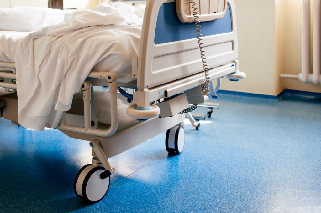 Un bătrân de 86 de ani a fost ținut 30 de ore pe culoarele spitalului din Galați. A fost confirmat cu Covid și a murit apoi