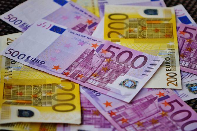 Un grup infractional urma sa puna in circulatie 50.000 de euro falsi