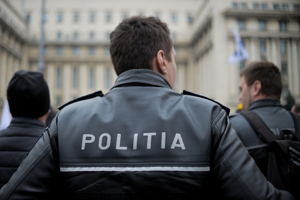 Un politist s-a fotografiat cu un morcov in..posterior