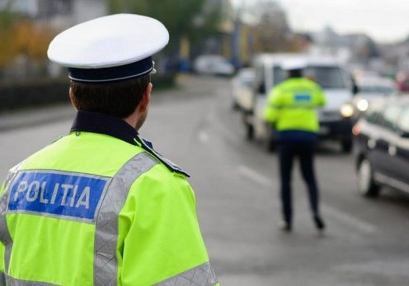 Vaslui: Un polițist s-a fotografiat cu un morcov în…posterior. Imaginile s-au distribuit rapid pe social media