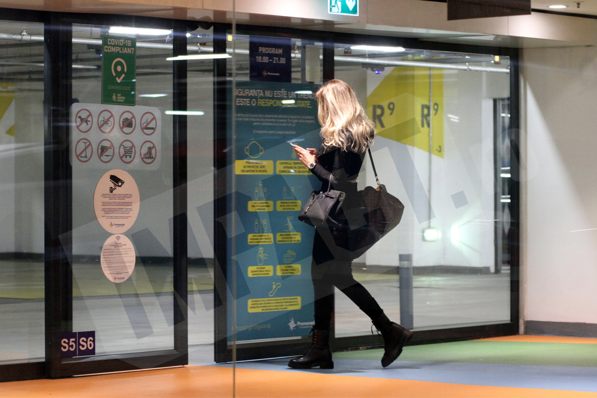 Blondina poarta un ceas de aur roz la mana in valoare de 30.000 de euro