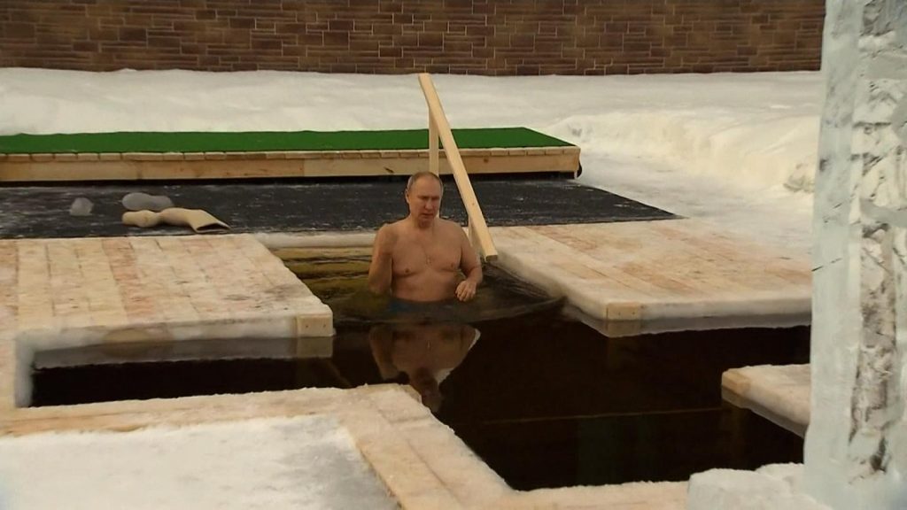 Vladimir Putin, o nouă demonstrație de forță la 68 de ani. Câte grade erau afară în timp ce își făcea tradiționala baie de Boboteaza pe stil vechi
