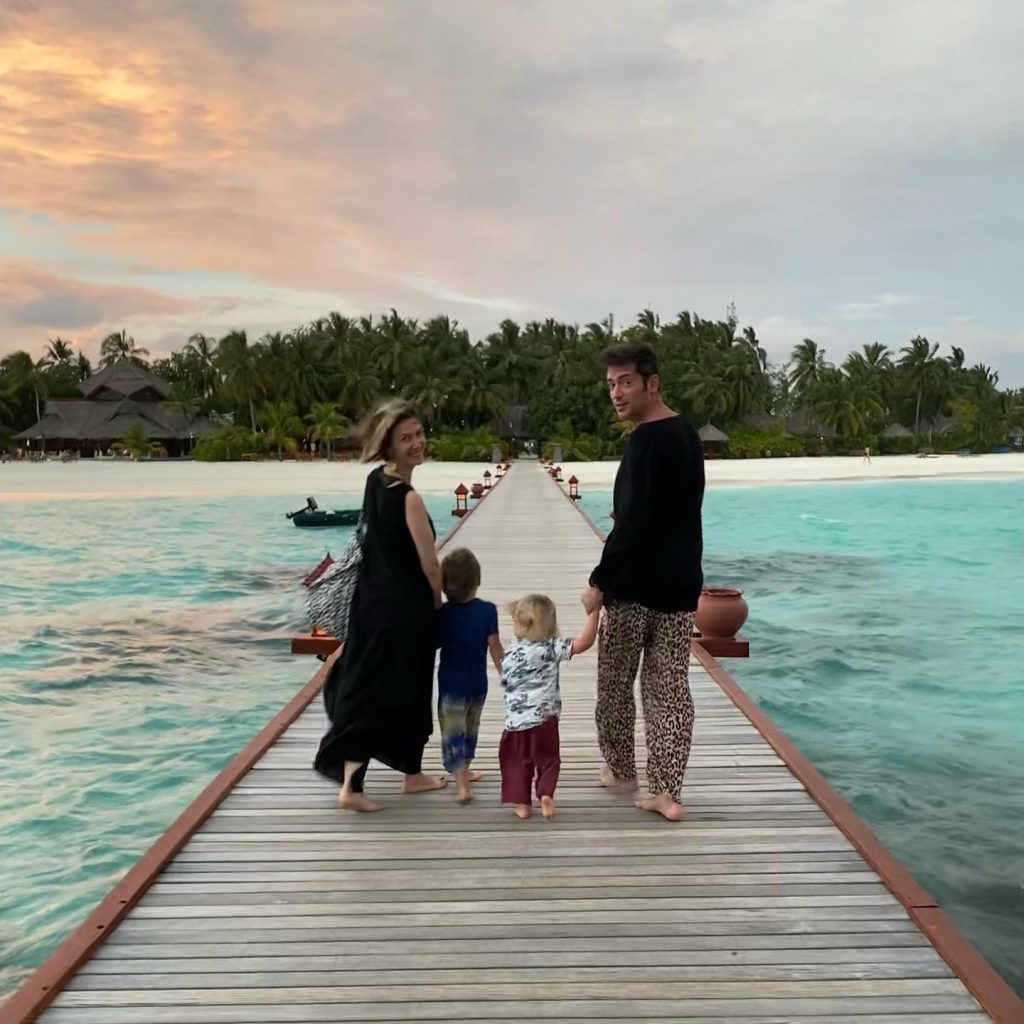 Detaliul observat de prea puţini fani în poza cu Adela Popescu din vacanţă. Cum se distrează vedeta în Maldive