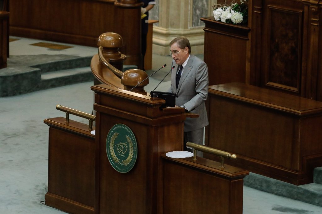 S-a aflat ce pensie are, de fapt, Petre Roman. Suma e mai mică decât te aşteptai