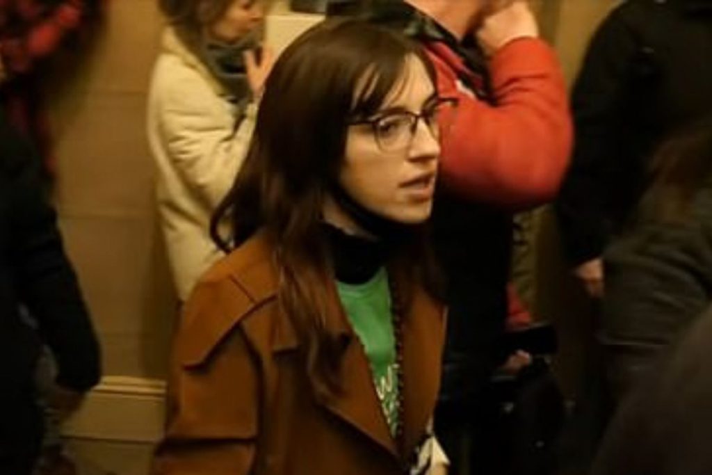 O protestatară s-a gândit să facă și bani după ce a participat la revolta de la Capitoliu. Obiectul pe care a vrut să-l l vândă rușilor