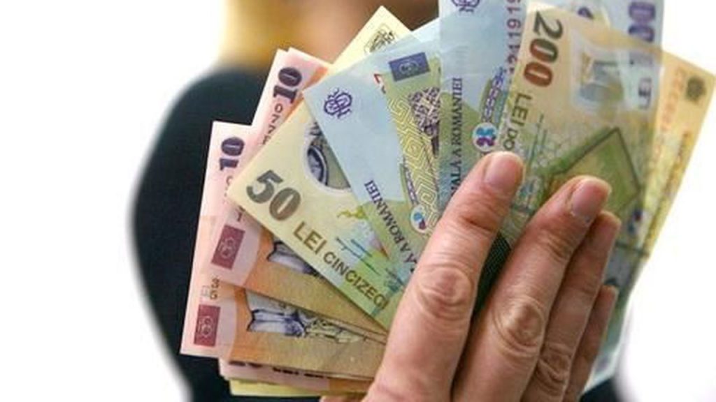 Se dau sporuri pentru angajații români. Cine va beneficia de acest lucru