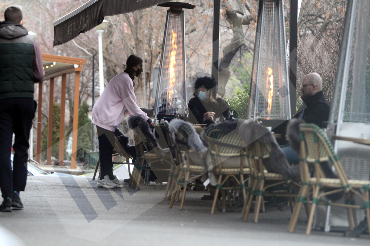 FOTO EXCLUSIV. Oana Lis nu s-a mai putut abtine. Cum a fost surprinsa vedeta la o terasa de fite din Capitala