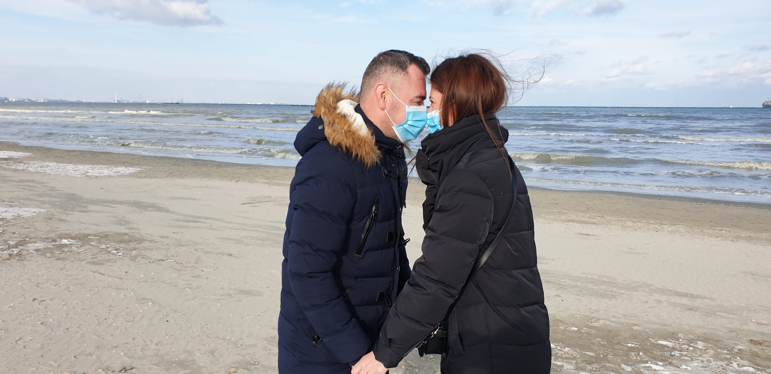 Cuplu, la plimbare pe plaja