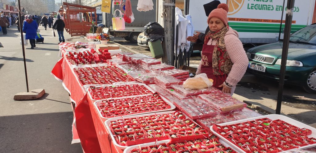 EXCLUSIV Afacerea cu mărțișoare, în prag de faliment. Vânzătorii dârdâie de frig în Piața Obor: ”Pandemia ne-a afectat pe toți”