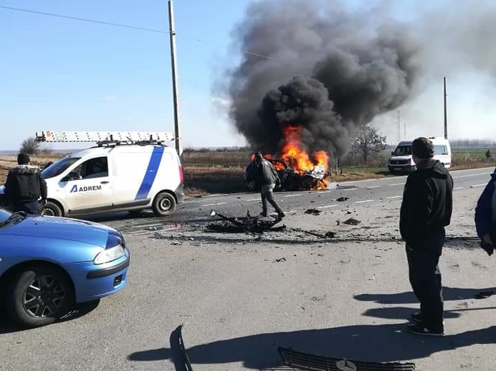 Olt: Accident cumplit, urmat de un incendiu devastator, în care a fost implicată o mașină mortuară. Autoturismul a ars ca o torță VIDEO
