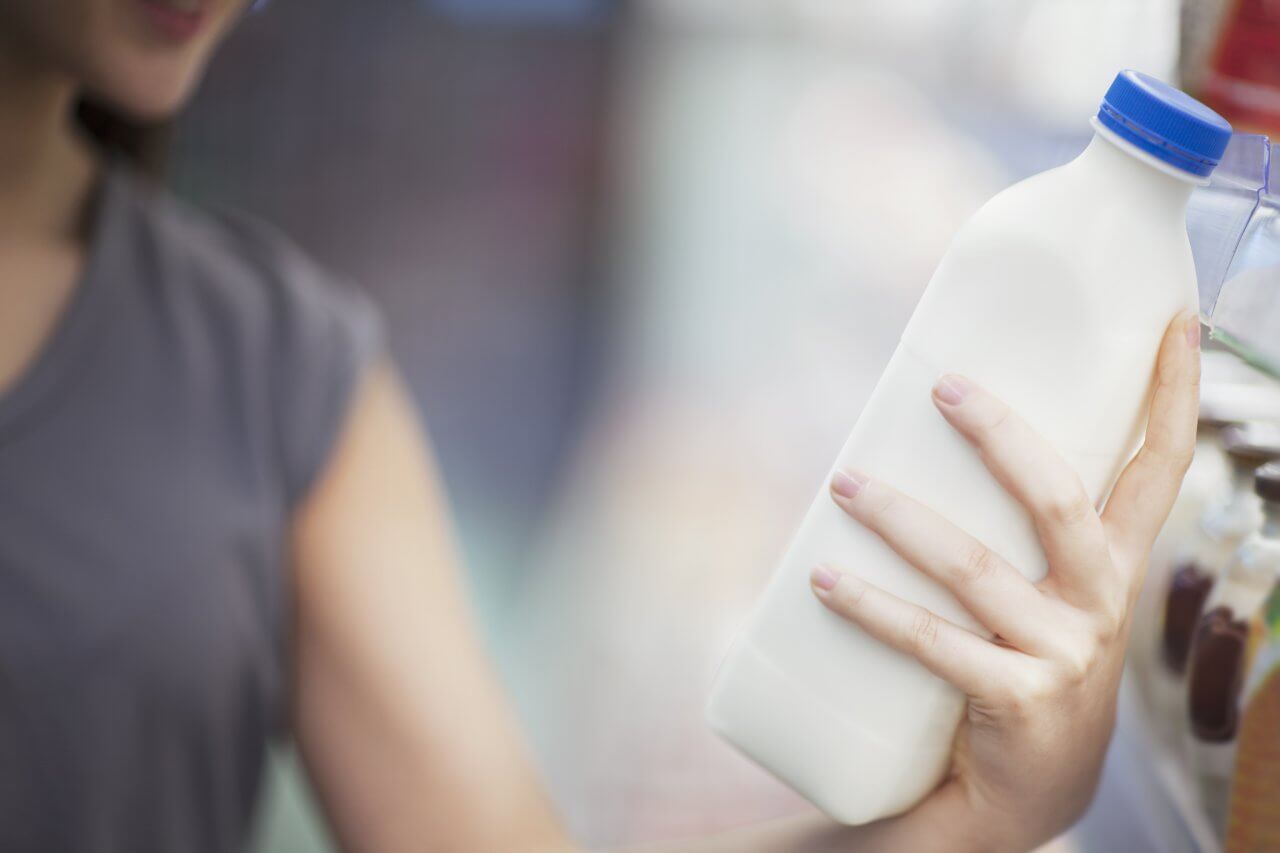 Laptele, printre alimentele pe care le poți consuma după expirarea termenului de valabilitate