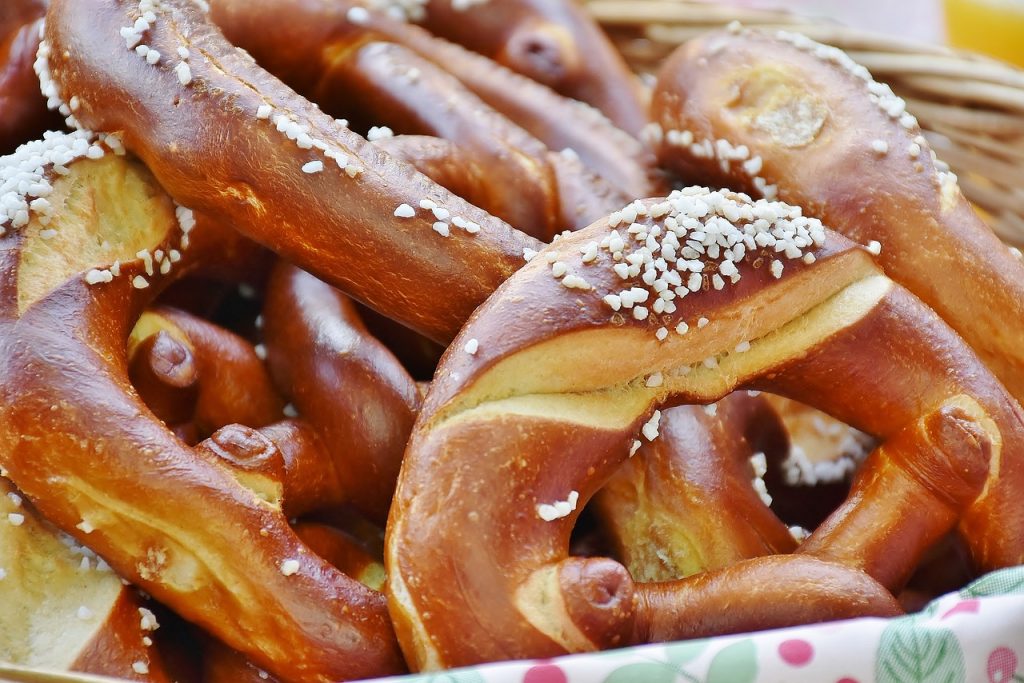 Aşa faci covrigi la tine acasă. Cu reţeta asta uiţi de cei de la patiserie