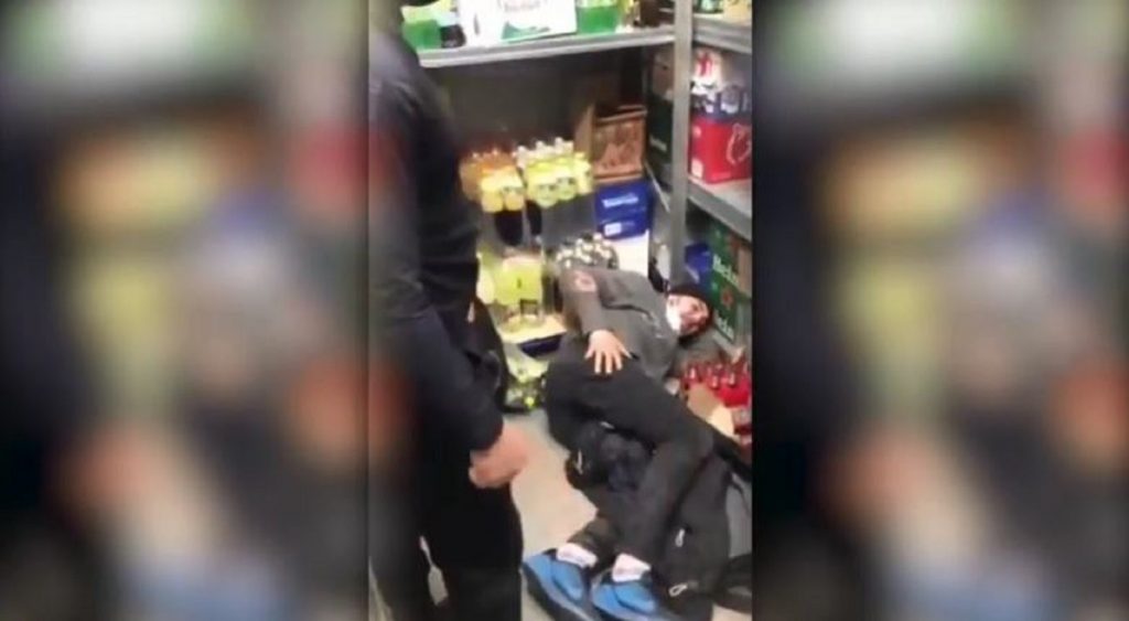 VIDEO. Un bărbat, bătut cu bestialitate de paznicii unui magazin din Bucureşti. Reacţia firmei de pază, halucinantă