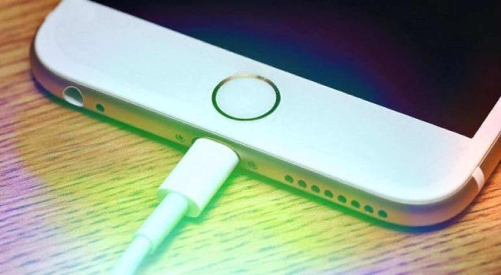 Cat de periculos e, de fapt, dacă iti uiti telefonul in priza toata noaptea