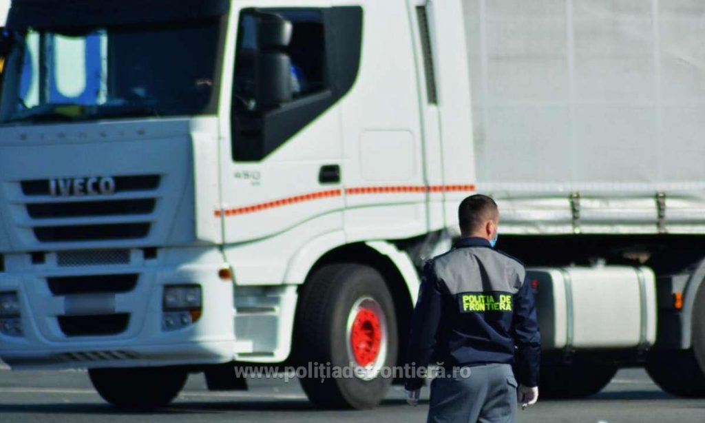 Coadă uriașă de TIR-uri la granița cu Ungaria. S-au intensificat controalele pentru a-i prinde pe migranții ascunși