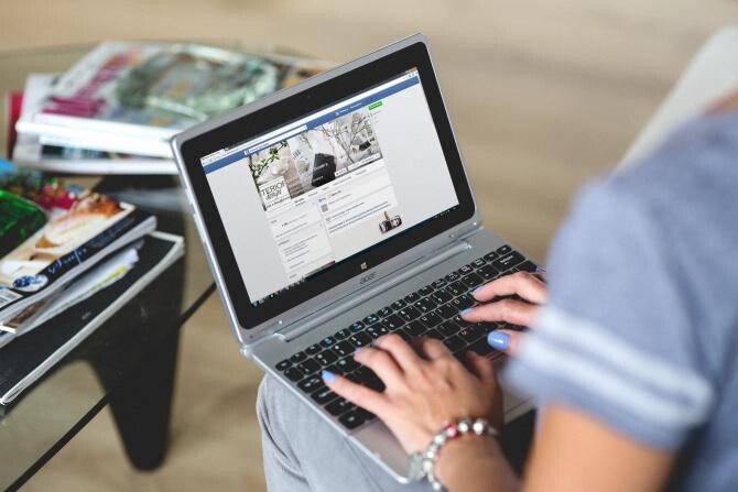 Crearea unui cont fals pe Facebook poate atrage de la sine pedeapsa cu închisoarea