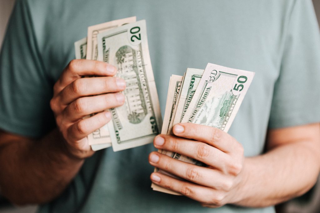 Curs BNR, luni, 15 februarie 2021. Ce valori înregistrează, azi, euro și dolarul