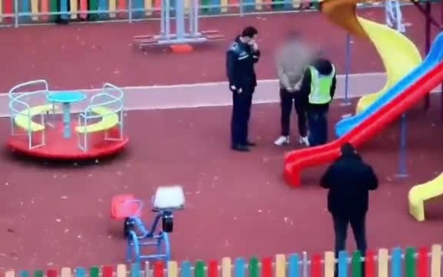 Ce se intampla acum cu barbatul care a trântit un copil cu capul de pamant