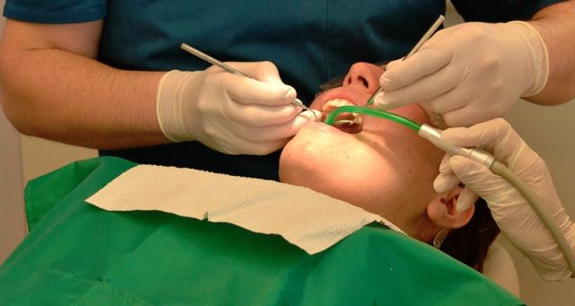 Fals stomatolog, trimis in judecata