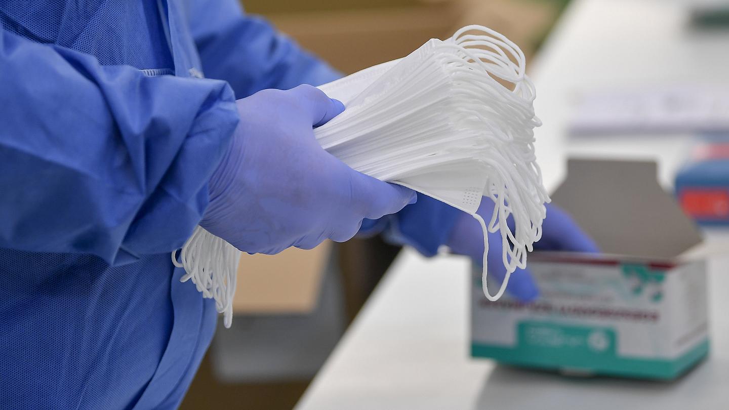 Farmaciile din Belgia au distribuit anul trecut măști care conțin particule toxice