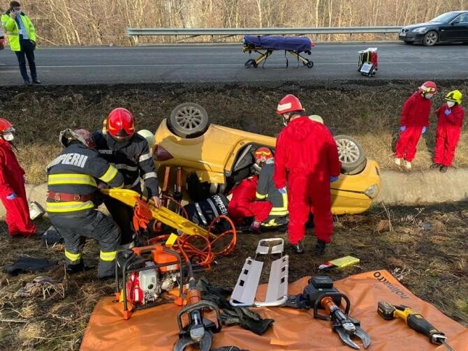 Femeia salvata la limita de pompieri