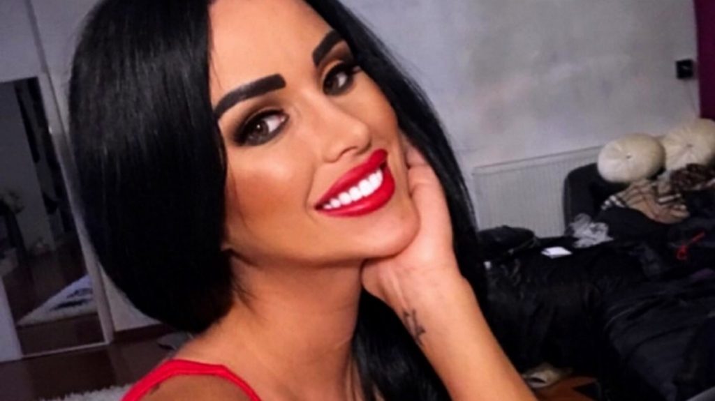 Fotografia care demonstrează câte operaţii şi-a făcut Daniela Crudu, de fapt. Aşa arăta bruneta în liceu