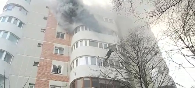 Constanța: Imagini noi înfiorătoare cu femeia care a căzut de la balconul locuinței incendiate. Ce i-au făcut pompierii? Soțul privea îngrozit totul VIDEO
