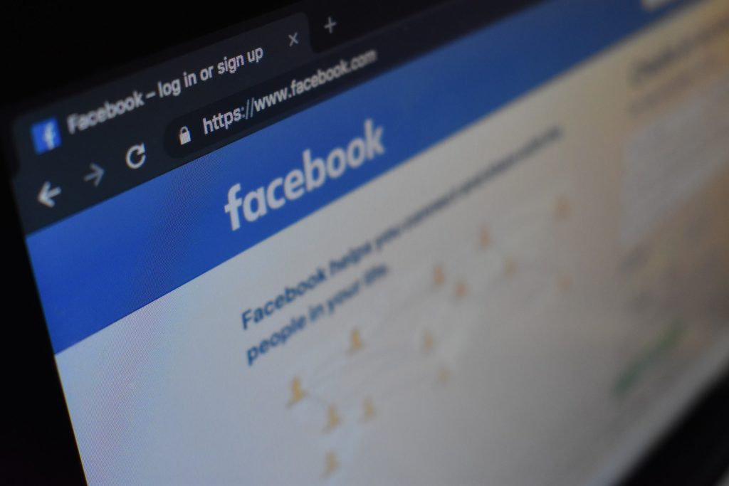Motivele pentru care poți fi amendat sau ajunge la închisoare pentru ce faci pe Facebook. La ce trebuie să ai grijă