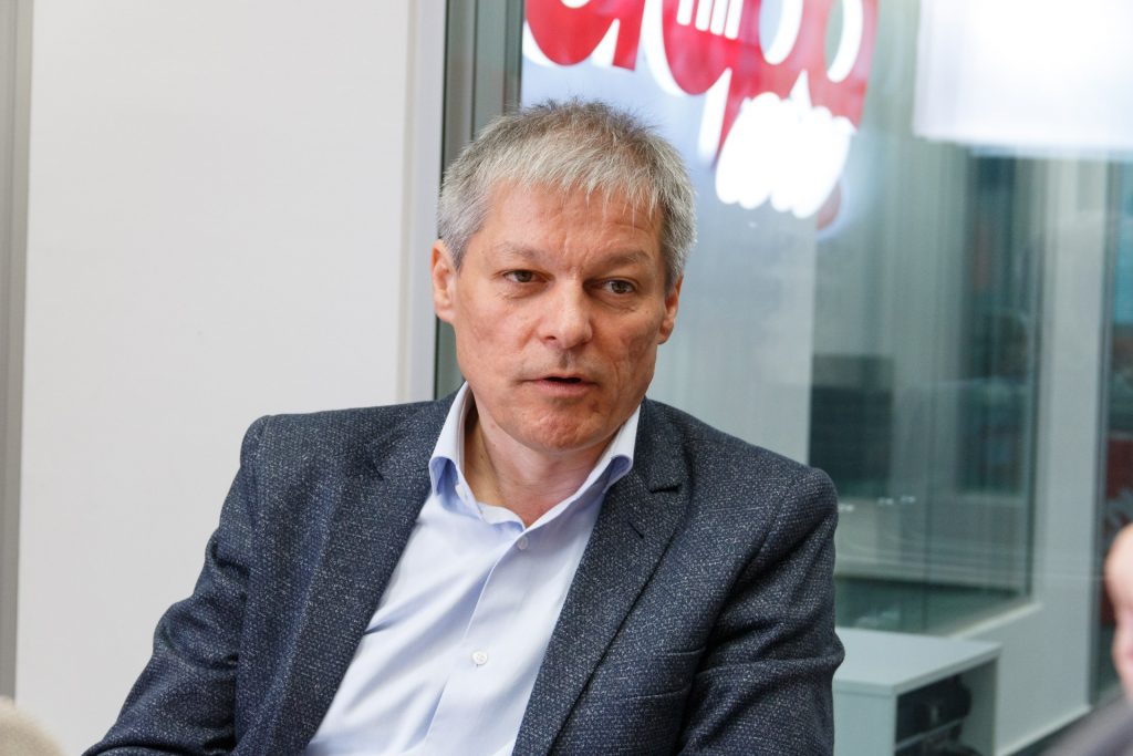 Motivul pentru care Dacian Cioloș a fost scos din sala de plen în Parlament. Vlad Voiculescu, huiduit de PSD-iști