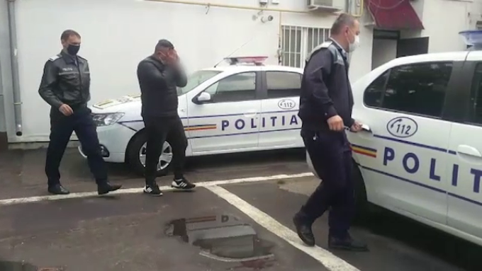 Patru proxeneti au fost retinuti