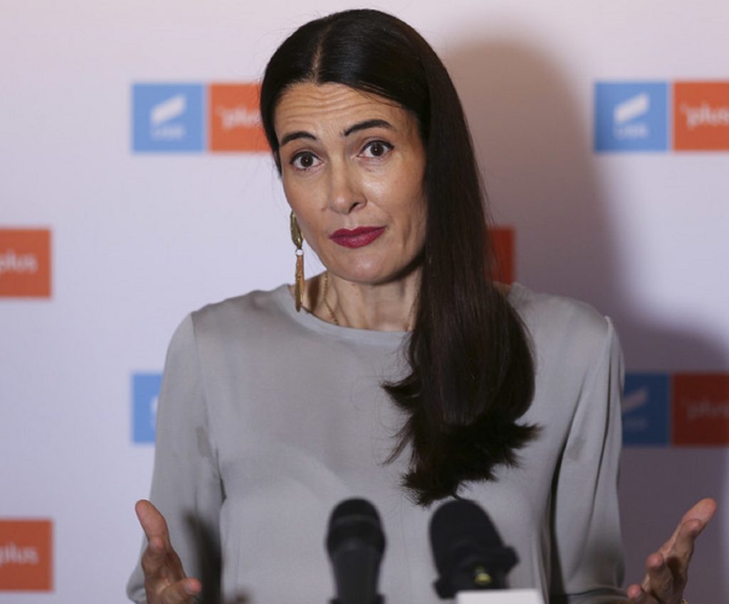 Replica lui Clotilde Armand după ce Romprest a scos mașinile în stradă. De joi, compania nu mai vrea să colecteze gunoiul