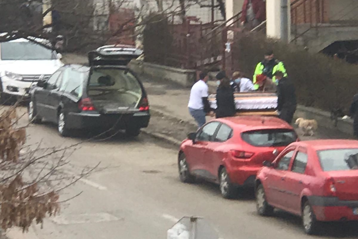 Scene macabre dupa ce un barbat a fost gasit mort pe strada
