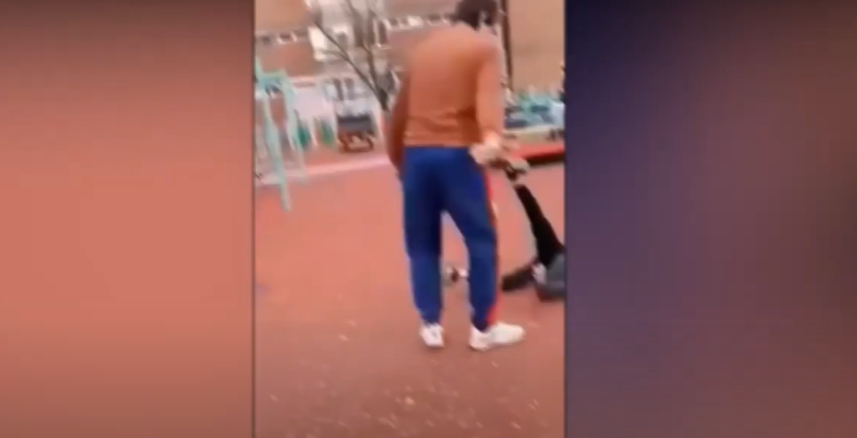 Un barbat a trantit un copil de pamant