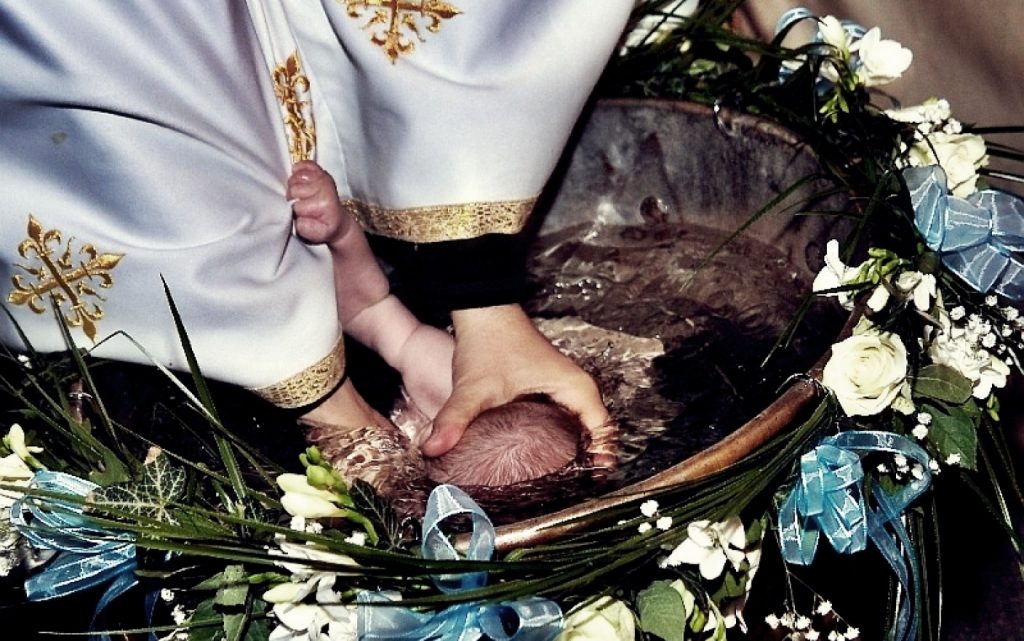 Un bebeluș a murit după ce a fost scufundat în cristelniță. Mai mulți români au înaintat o petiție de a modifica ritualul