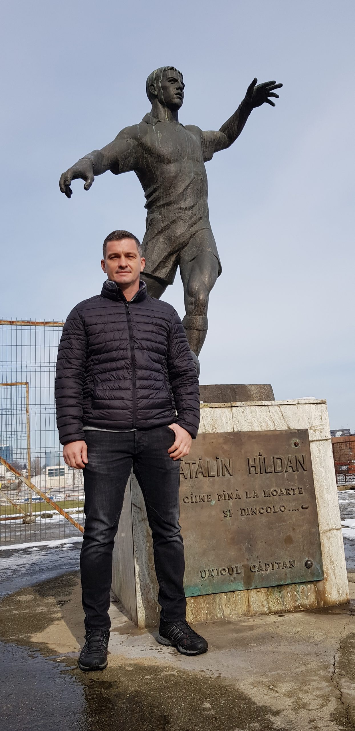 Cristi Hildan si statuia fratelui sau