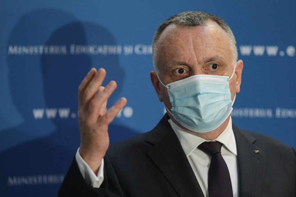 Elevii ar putea renunţa la masca de protecţie? Sorin Cîmpeanu a dat vestea