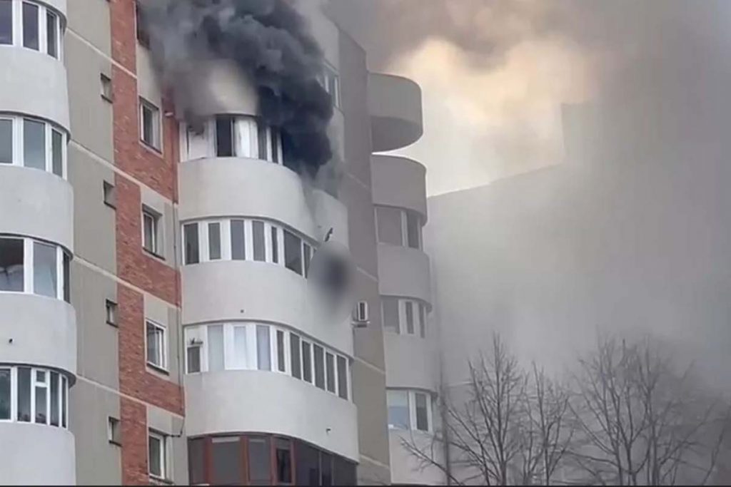 Constanța: Femeia care s-a aruncat de la balconul locuinței incediate a decedat în urmă cu scurt timp. Acuzații dure la adresa ISU, care a gestionat situația cu stângăcie VIDEO