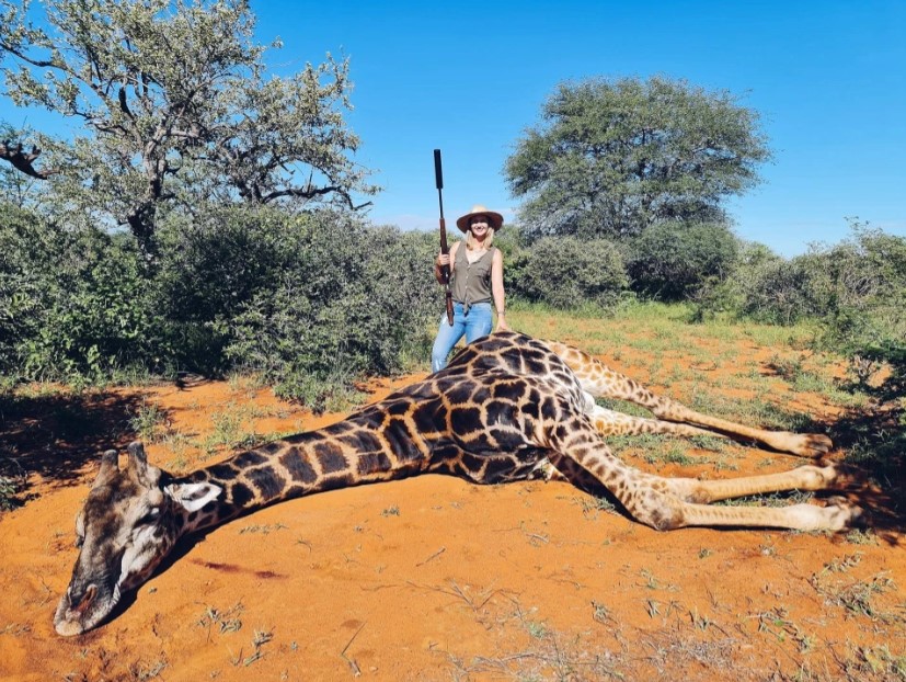Femeia care a ucis o girafă pentru a se fotografia cu inima ei