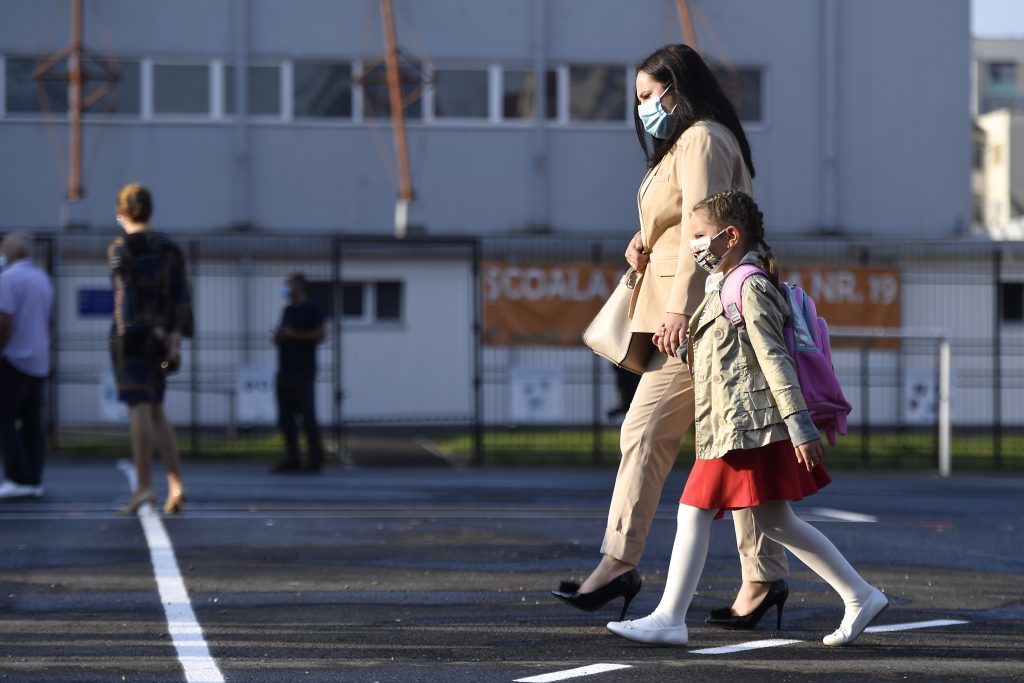 Pericol uriaș pentru elevi, în plină pandemie de COVID-19. Părinții trebuie să facă asta urgent